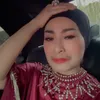 Iis Dahlia dandan di mobil.