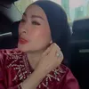Iis Dahlia ketinggalan kerudung.