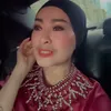 Iis Dahlia hanya pakai ciput.