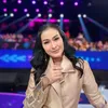 Iis Dahlia di studio televisi