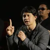 Iko Uwais Acungkan Telunjuk