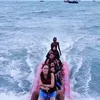 Momen Luna Maya Naik Boat dengan Aura Farming yang Kocak Tapi Tetap Cantik