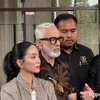Bunga Zainal berdiri di depan Sukhdev Singh