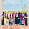 Imel Putri Cahyati berpose bersama peserta pesantren ramadan