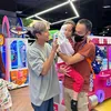 Jevier Justin dan Tiffany Orie ajak anak ke mall