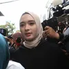 Inara Rusli di kantor polisi