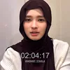 Inara Rusli menatap kamera