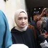 Inara Rusli pakai hijab dan hoodie