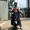 Indah Permatasari Kendarai Vespa