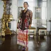 Tara Basro Pakai Kebaya dan Sarung
