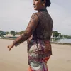 Tara Basro Pakai Kebaya dan Sarung