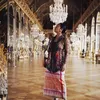 Tara Basro Pakai Kebaya dan Sarung