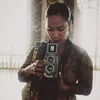 Tara Basro Pakai Kebaya dan Sarung