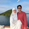 Luna Maya pakai mukena putih