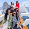 Luna Maya foto bareng teman di atas perahu
