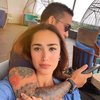 Suami Alexandra Gottardo terlihat seksi dengan tato di lengannya.