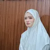 Inara Rusli pakai jilbab