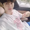 Kumpulan Foto Song Kang Mengenakan Kaos Putih