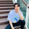 Kumpulan Foto Song Kang Mengenakan Kaos Putih