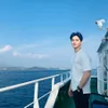 Kumpulan Foto Song Kang Mengenakan Kaos Putih