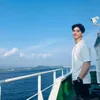 Kumpulan Foto Song Kang Mengenakan Kaos Putih