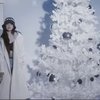 Di video selanjutnya, Go Yoon Jung berpose dengan pohon natal besar berwarna putih. Video tersebut juga menampilkan transisi dari dirinya berganti outfit lain.