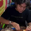 Iqbaal Ramadhan Makan di Pinggir Jalan
