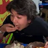 Iqbaal Ramadhan Makan di Pinggir Jalan