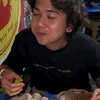 Iqbaal Ramadhan Makan di Pinggir Jalan