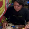 Iqbaal Ramadhan Makan di Pinggir Jalan