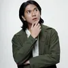 Iqbaal Ramadhan Makan di Pinggir Jalan