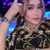 Inul Daratista dengan rambut blonde