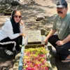 Inul ziarah ke makam orang tuanya.