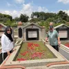 Inul dan suaminya mengunjungi makam orang tua.