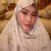Inul tampil cantik saat memakai mukena.