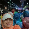 Ira Wibowo tetap senyum meski jalur lari macet.