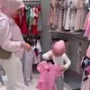 Irish Bella belanja bersama anak
