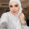 Irish Bella pakai hijab putih