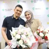Irwansyah dan Zaskia Sungkar Bawa Buket Bunga