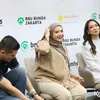 Zaskia Sungkar Garuk-garuk 