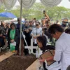 Istri Temon menaburkan bunga
