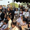 Keluarga Temon di prosesi pemakaman