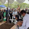 Istri Temon menaburkan bunga