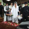 istri Lucky Widja siram air ke makam suami