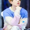 seleb Korea pakai sweater yang sama