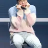 seleb Korea pakai sweater yang sama