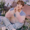 seleb Korea pakai sweater yang sama