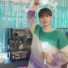 seleb Korea pakai sweater yang sama