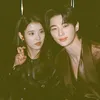 Momen IU Mengabadikan Foto dengan Kamera Film di Lokasi Syuting