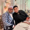 Ivan Gunawan dan pria berpeci